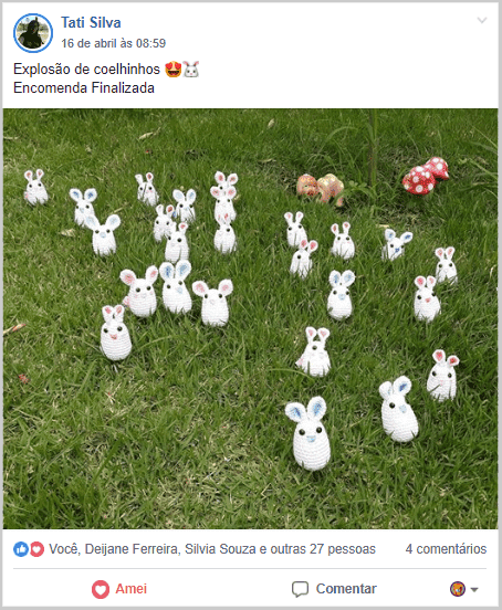 Vários amigurumis de coelhos em um gramado
